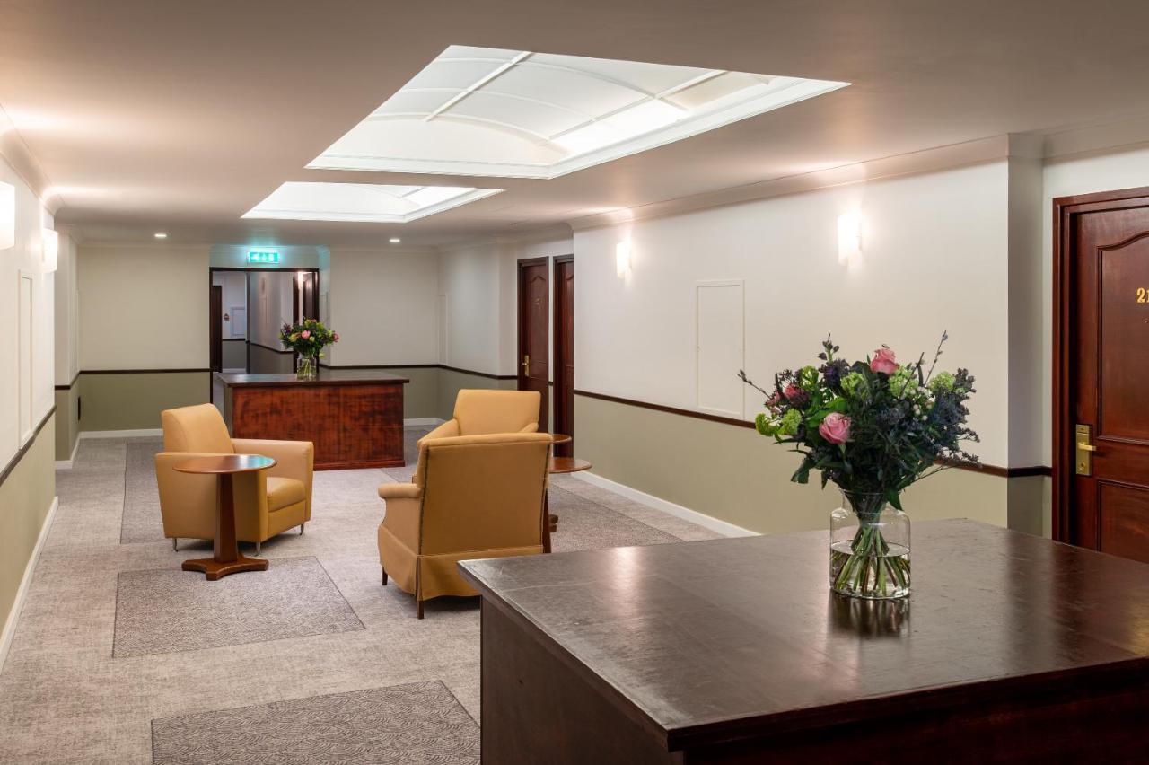 Copthorne Effingham Gatwick Hotel Esterno foto