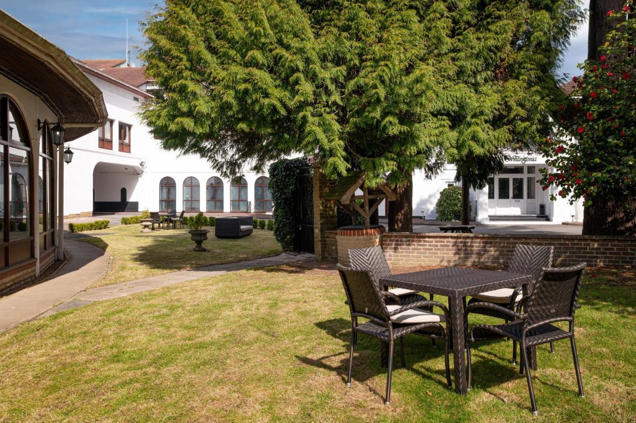 Copthorne Effingham Gatwick Hotel Esterno foto