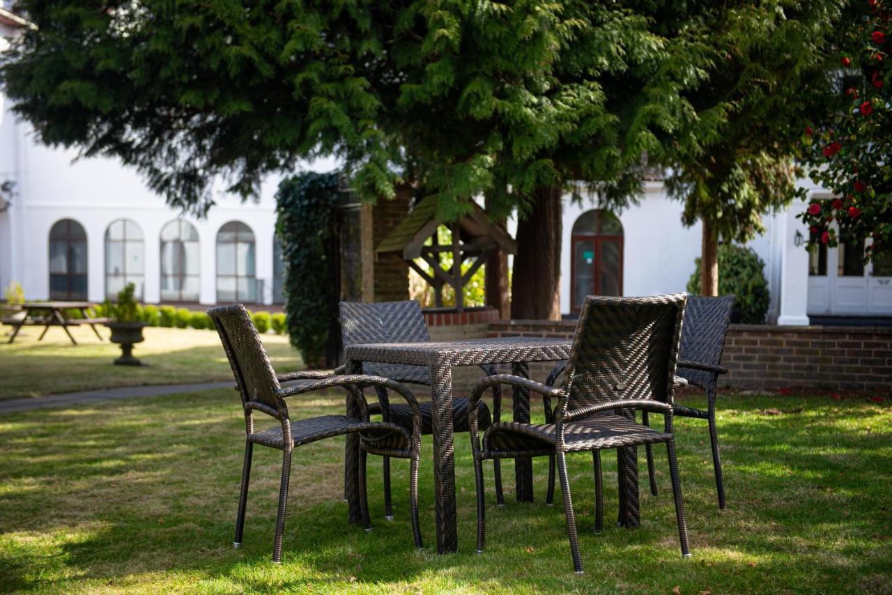Copthorne Effingham Gatwick Hotel Esterno foto